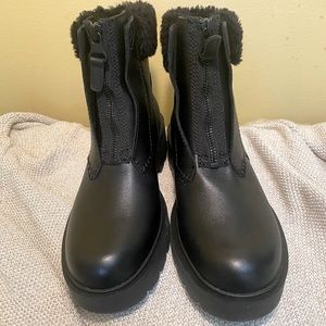 Ugg Women’s Czeriesa Boot Black Waterproof Leather Brand New Size 8